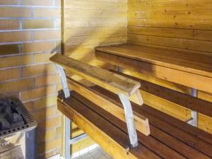 een houten bank in een sauna bij Holiday Home Pihlaja by Interhome in Torvoila +5 foto's