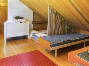 Habitación con 2 camas en un ático en Holiday Home Passimökki by Interhome, en Punkalaidun