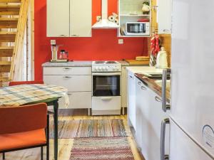 Kuchyň nebo kuchyňský kout v ubytování Holiday Home Muisku by Interhome
