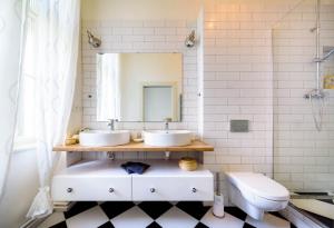 ein Badezimmer mit zwei Waschbecken und einem WC in der Unterkunft Harry Potter's apartment in Prague center in Prag