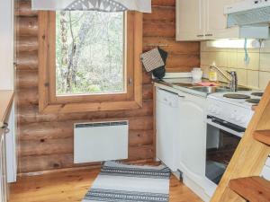 Kuchyň nebo kuchyňský kout v ubytování Holiday Home Kalliokoivu by Interhome