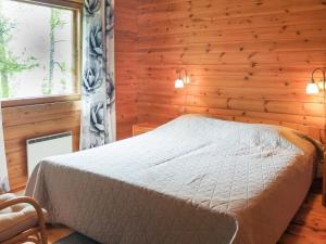 TorvoilaにあるHoliday Home Pihlaja by Interhomeの木製の壁のベッドルーム1室