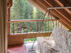 eine Veranda mit einer Schaukel in einer Hütte mit einem großen Fenster in der Unterkunft Holiday Home Passimökki by Interhome in Punkalaidun + 9 Fotos
