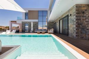una piscina cubierta en una casa en Wave Villa, Seaside Living & Your Own Beach Spot, By ThinkVilla, en Panormos Rethymno