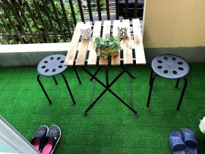 a table and chairs with a potted plant on a balcony at 板橋 RCアネックス Rc308 in Tokyo