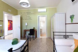 sypialnia z 2 łóżkami, biurkiem i stołem w obiekcie B&B I Poeti w mieście Collecorvino +18 zdjęć