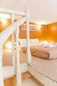 Real Home Apartments in Kiev Center tesisinde bir odada yatak veya yataklar