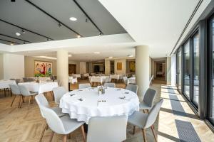 Reštaurácia alebo iné gastronomické zariadenie v ubytovaní Hotel Tonanti