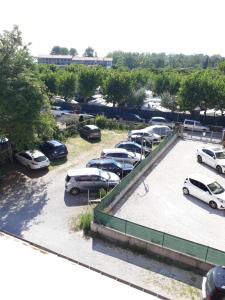 un grupo de autos estacionados en un estacionamiento en Hotel Atis, en Bellaria-Igea Marina