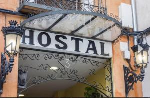 una señal para un hospital al lado de un edificio en Hostal Calderon Cuenca, en Cuenca