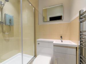 サンダースフットにあるHoliday Home Erroyer by Interhomeのバスルーム(シャワー、シンク、鏡付)