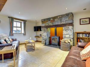 LlanegrynにあるHoliday Home Opgewonder by Interhomeのリビングルーム(大きな石造りの暖炉付)