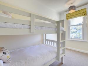 ルーにあるHoliday Home Duneside by Interhomeのベッドルーム1室(二段ベッド2台、窓付)が備わります。