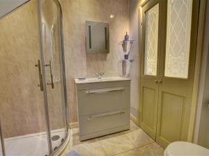 リンマスにあるApartment Aberlyn by Interhomeのバスルーム(シャワー、洗面台、トイレ付)