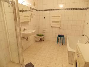 ein Badezimmer mit Waschbecken, Toilette und Badewanne in der Unterkunft Ferienwohnung Welz in Schönburg + 14 Fotos