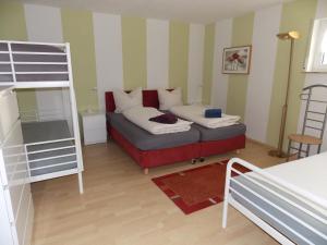 ein Schlafzimmer mit einem Bett und einem Etagenbett in der Unterkunft Ferienwohnung Welz in Schönburg