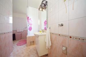 A bathroom at Apartments Villa Hraste Hvar