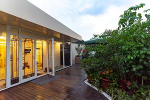 Aed väljaspool majutusasutust Xingshe Alley Courtyard Hotel Beijing Wangfujing Forbidden City Branch - Breakfast included & English speaking reception & Free WiFi and Laundry room & Hutong Culture & Cat-keeping & Flower-growing Terrace & One day tour service & Free coffee