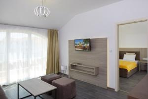 een hotelkamer met een bed en een woonkamer bij Complex Moskoyani in Nesebar