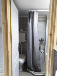 Vannituba majutusasutuses Apartmani Sirmium