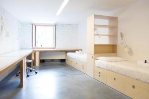 Cette chambre comprend 2 lits et un bureau. dans l'établissement Combo Venezia, à Venise