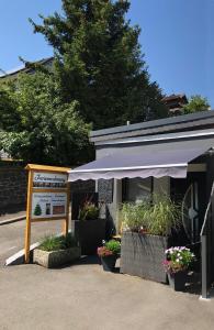 een winkel met een witte paraplu en wat planten bij Haus Marion in Daun