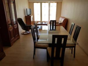 een eettafel en stoelen in de woonkamer bij Royan plage in Royan