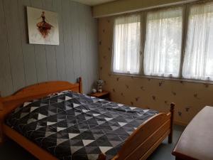 ein Schlafzimmer mit einem schwarz-weiß karierten Bett in der Unterkunft Royan plage in Royan