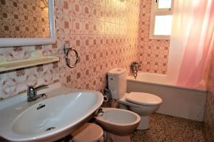 a bathroom with a sink and a toilet at Villa Service - Apartamentos Aransol in El Vendrell +25 photos