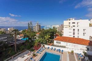 ariaal uitzicht op een zwembad in een resort bij Casa Branca by Madeira Sun Travel in Funchal