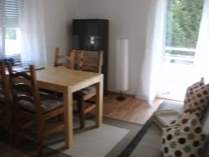 - une salle à manger avec une table et des chaises en bois dans l'établissement roggele bei beck, à Stetten
