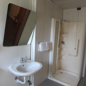 A bathroom at Hotel Alpi Del Mare