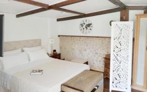 1 dormitorio con 1 cama y reloj en la pared en CASITA NEKAGARDEN, en Vigo