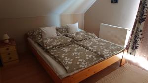 Ein Bett oder Betten in einem Zimmer der Unterkunft Ágnes Apartman