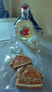 two gingerbread cookies and two glasses on a table at Ágnes Apartman in Kaposvár