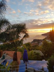 Blick auf das Meer bei Sonnenuntergang von einem Haus aus in der Unterkunft Dazkarizeh73 in Ribeira Brava