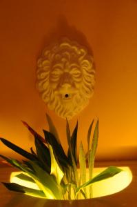 una planta amarilla con una escultura de un león en Hospederia Doña Lola Zahara en Zahara de los Atunes