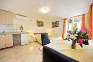 Kuchyňa alebo kuchynka v ubytovaní Apartments Villa Hraste Hvar