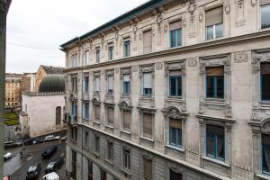 ブダペストにあるAlma's Romantic Getawayの多くの窓のある高層ビル