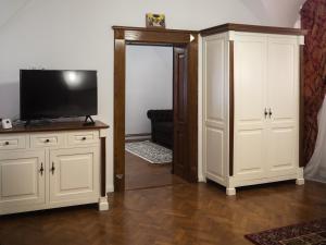 een woonkamer met een tv en een witte kast bij Gothic Central Sibiu in Sibiu