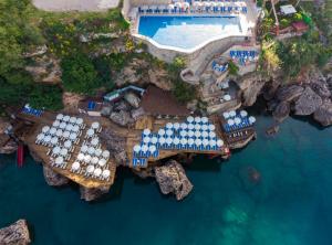eine Luftansicht eines Resorts mit Pool in der Unterkunft Ramada Plaza Antalya in Antalya