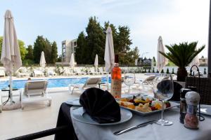 בריכת השחייה שנמצאת ב-Hotel Ambiente Ulcinj או באזור