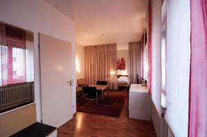 een hal van een hotelkamer met een slaapkamer bij Hotel Bären Trossingen in Trossingen