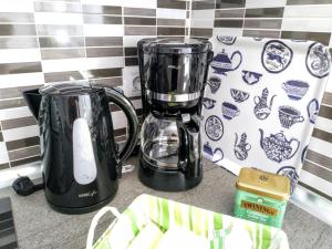 Příslušenství pro přípravu čaje a kávy v ubytování Islas Canarias Apartment