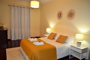 een slaapkamer met een bed met handdoeken erop bij Golden View by Madeira Sun Travel in Funchal