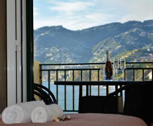 フンシャルにあるGolden View by Madeira Sun Travelのテーブル、タオル、ボトルワイン1本(バルコニー)