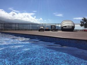 フンシャルにあるVilla Beausoleil by Madeira Sun Travelの山々の景色を望むスイミングプール