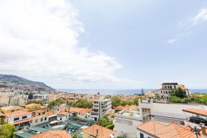フンシャルにあるFunchal Window by Madeira Sun Travelの市街の景色を望めます。