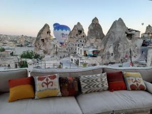 Istumisnurk majutusasutuses Artemis Cave Suites & Spa- Adults Only