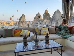 Istumisnurk majutusasutuses Artemis Cave Suites & Spa- Adults Only
